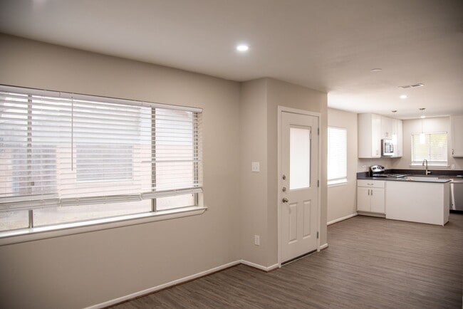 Building Photo - 1704 Trinity Pl