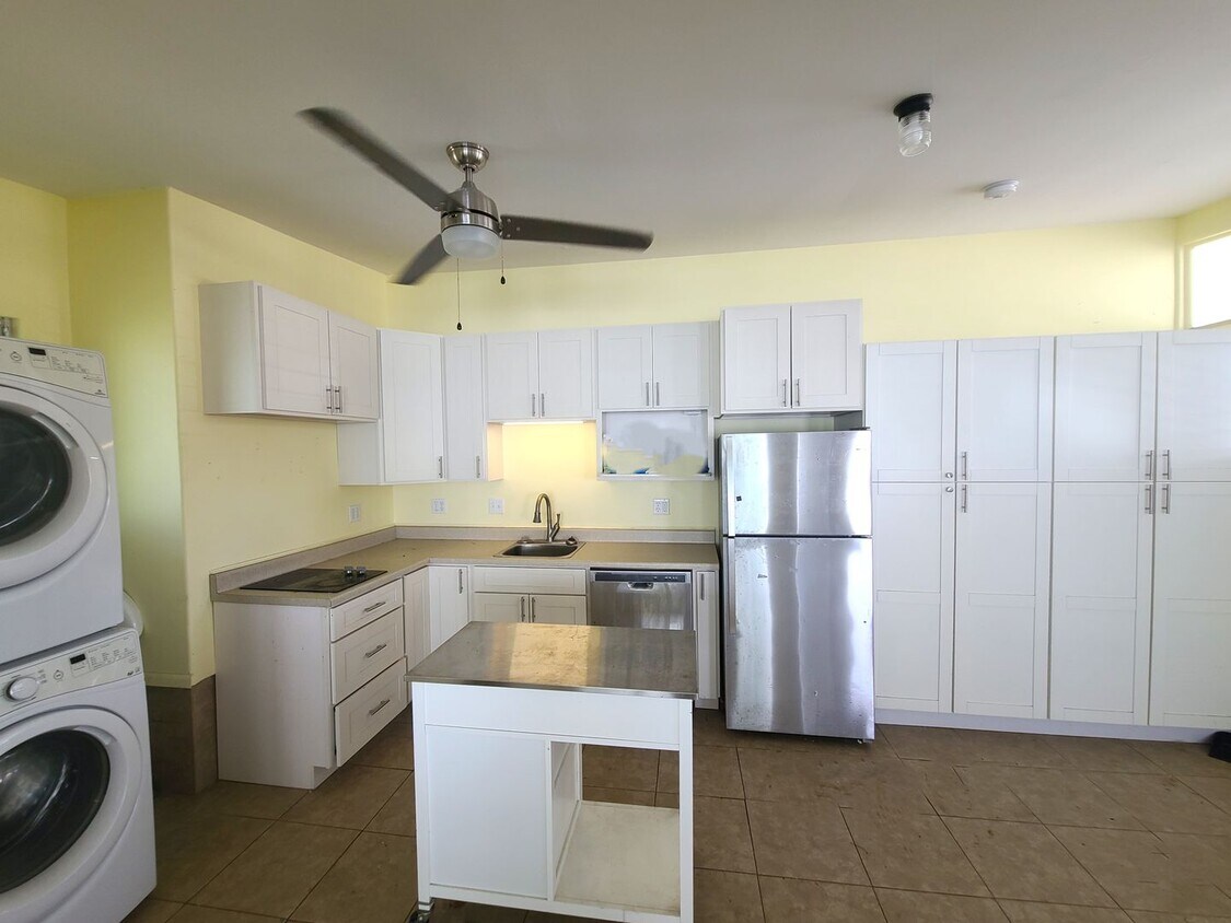Building Photo - Open Concept studio - large, airy, AC, pri...