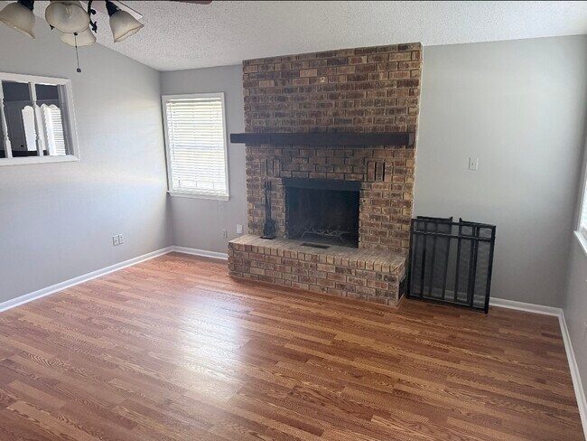 Foto del edificio - 107 Crystal Dr