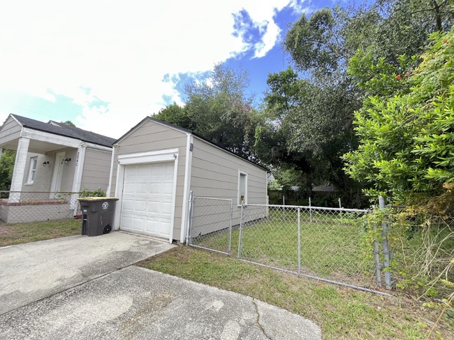 Building Photo - 2640 Bayview Rd