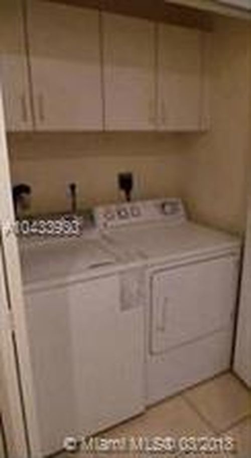 Building Photo - 10035 NW 43rd Terrace