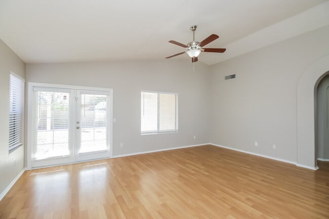 Building Photo - 851 E Boston St