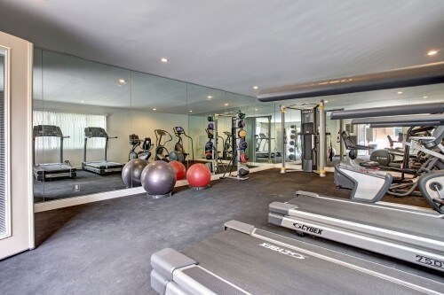 Building Photo - 10760 Rose Ave