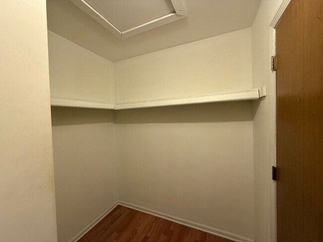 Building Photo - 2bed 1.5 Bath