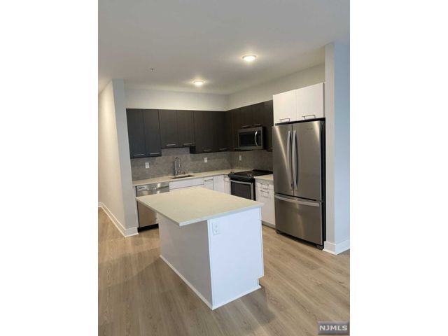 Foto del edificio - 2150 N Central Rd