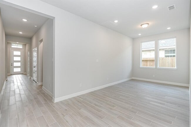 Building Photo - 29006 Hauter Wy