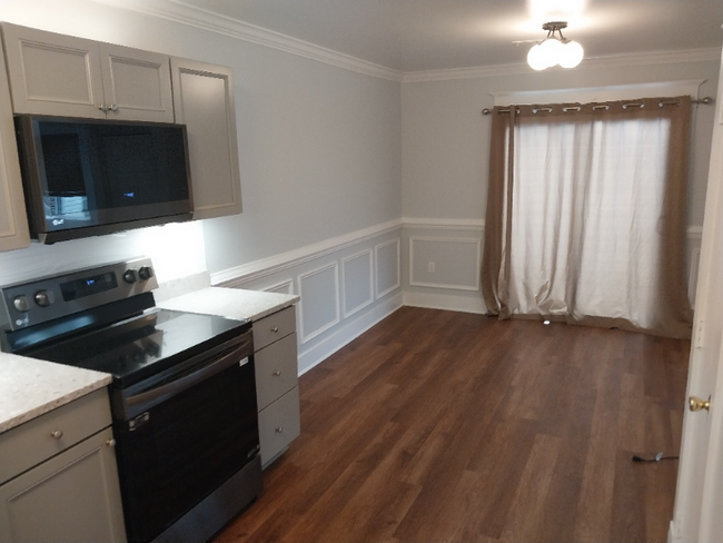 Building Photo - 9011 Sandalwood Dr