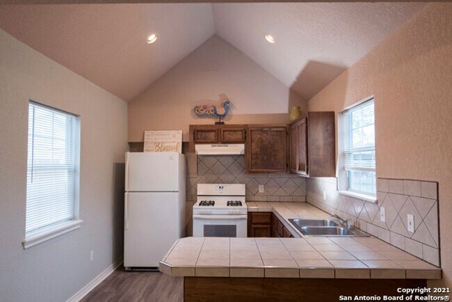 Building Photo - CUTE CASITA IN HIGHLAND PARK