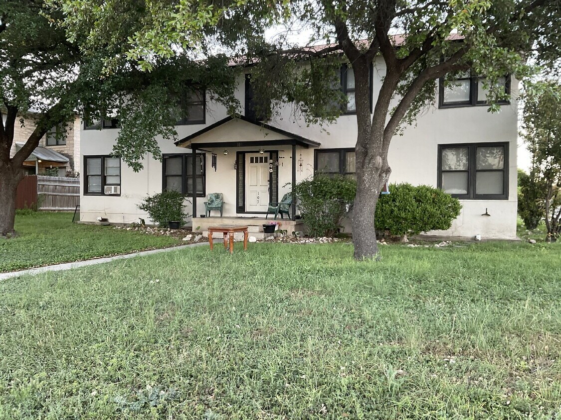 Primary Photo - One bed/One bath close to Woodlawn Lake