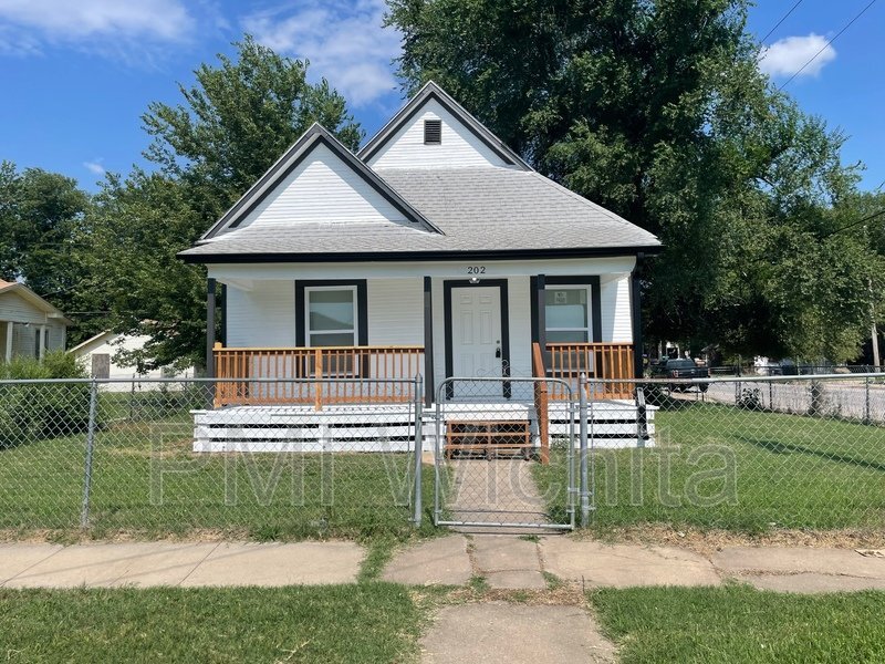 Foto principal - 2 Bedroom, 1 Bathrooms, newly renovated home, centrally located in Wichita Ks, will accept sectio...
