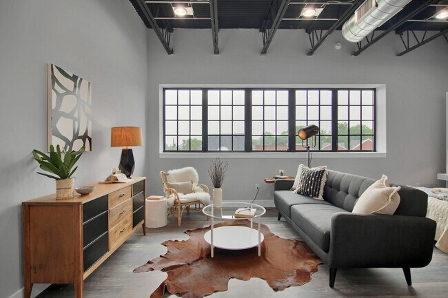 Apartamento en el segundo piso con una amplia sala de estar. - 4651 Hampton Ave