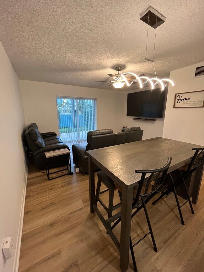 Foto del edificio - Newly Renovated 1/1 in Poppleton Creek--Partially furnished