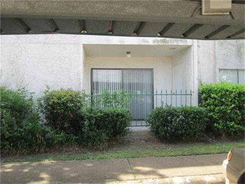 Building Photo - 2820 S Bartell Dr