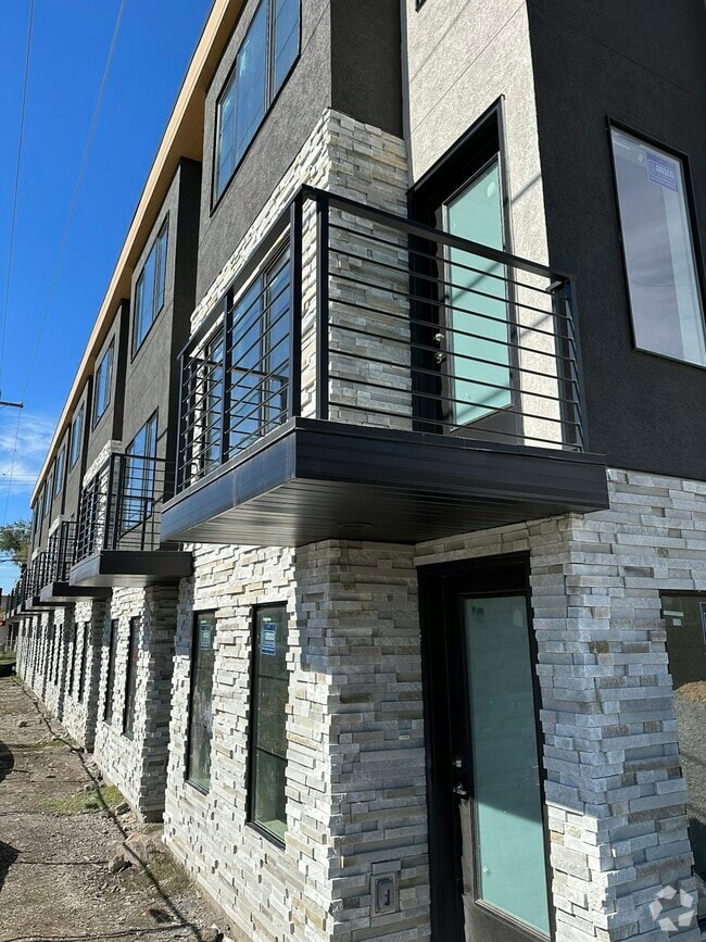 Building Photo - 1689 S W Temple St