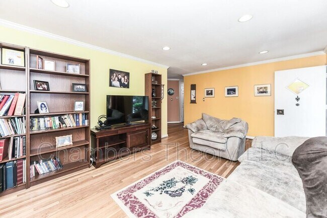 Building Photo - 510 Gibson Dr SW