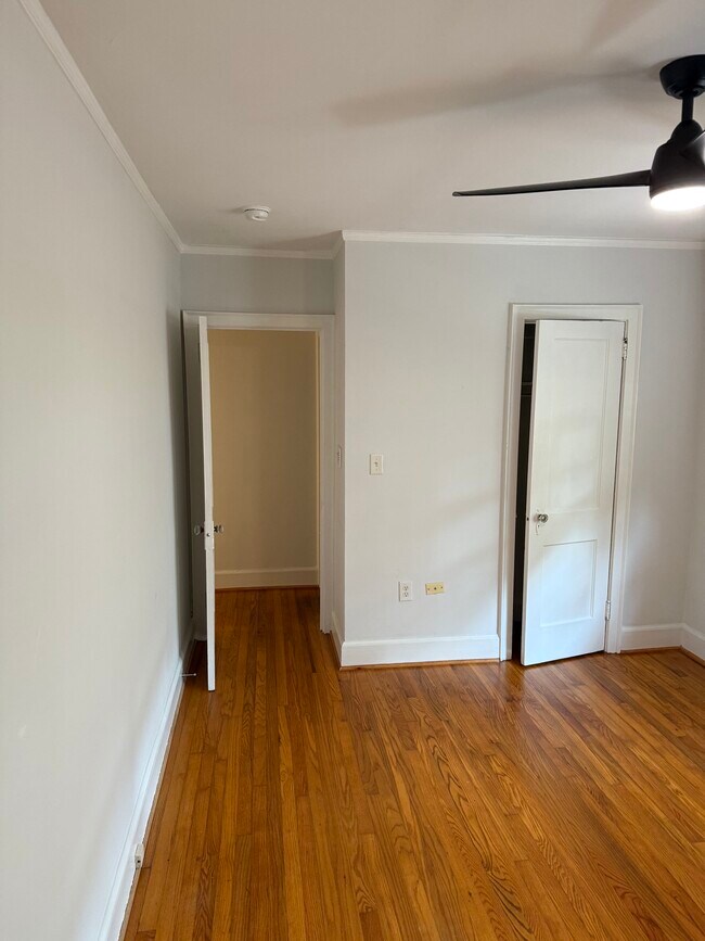 Foto del edificio - 913 Bryan Ave