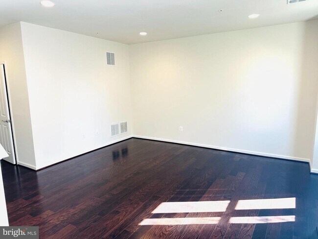 Foto del edificio - 13817 Byrne Park Dr