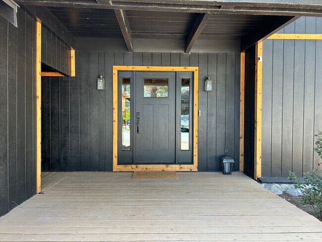 Foto del edificio - Beautifully Remodeled Chalet in Great Loca...