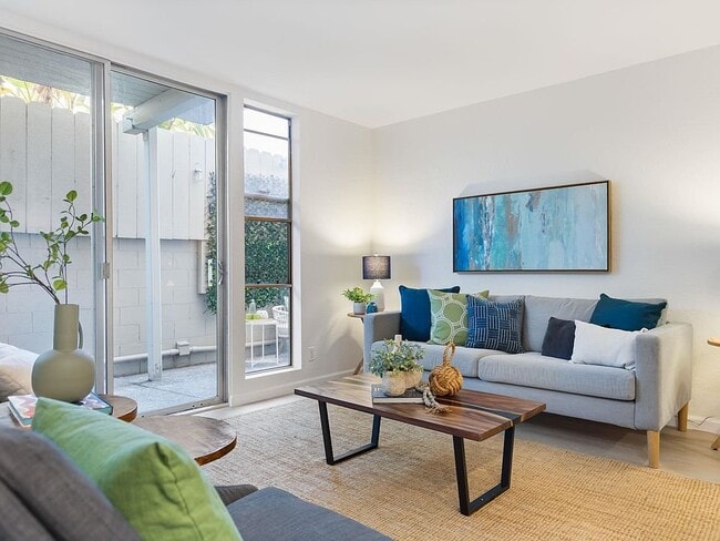 Building Photo - 811 York St