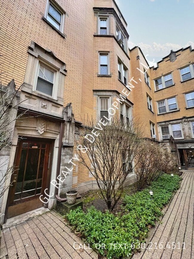 Foto del edificio - 7438 Adams St