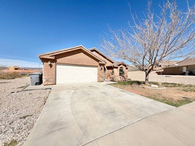 Foto del edificio - Charming 3 Bed 2 Bath + DEN/OFFICE Area!