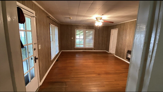 Building Photo - 128 Race Track Rd