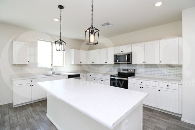 Building Photo - 621 E Elm Ln