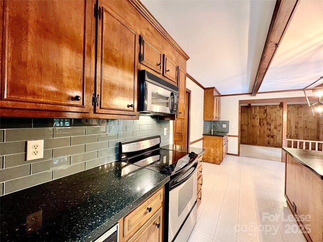 Building Photo - 911 Reverdy Ln