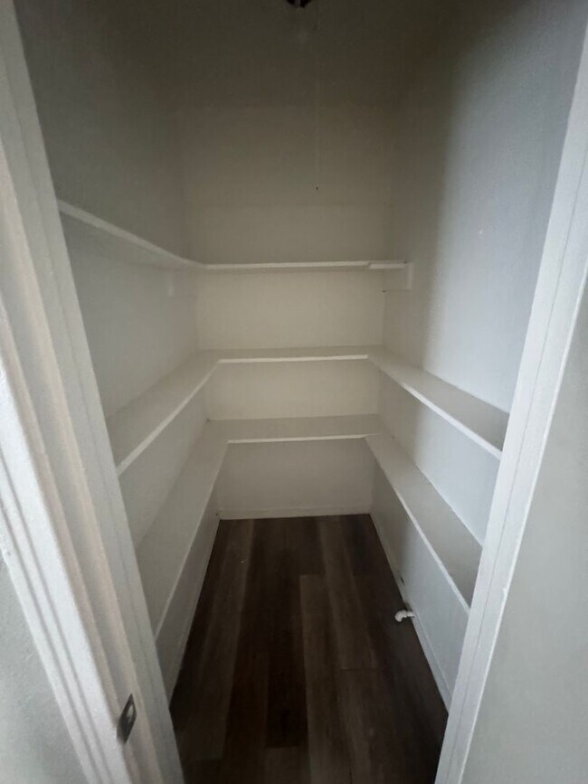 Building Photo - 3 bedroom, 1 bath