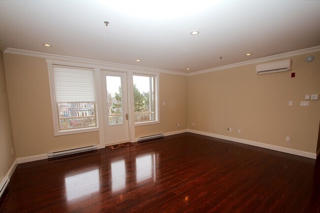 Large, open living/dining - 60 Margaret's Pl