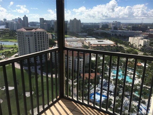Foto del edificio - 20335 W Country Club Dr