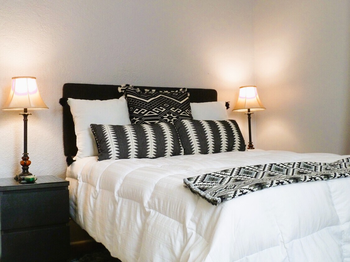 Master Bedroom with Tempur-Pedic adjustable mattress and room-darkening blinds for a great night's s - 194 Madison Ave