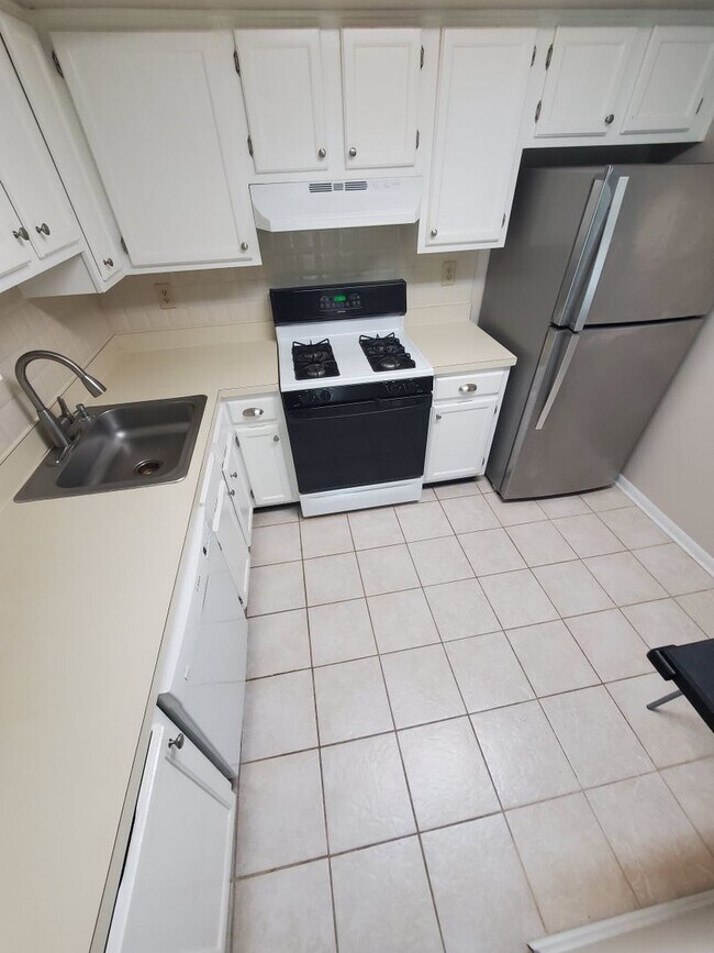 Foto del edificio - Condominium living at its finest! Updated,...