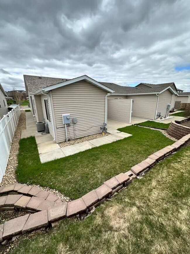 Building Photo - Lovely Townhouse in Great Location