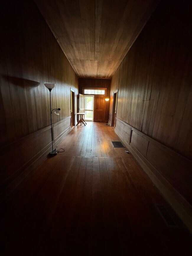 Foto del edificio - 23500 River Rd