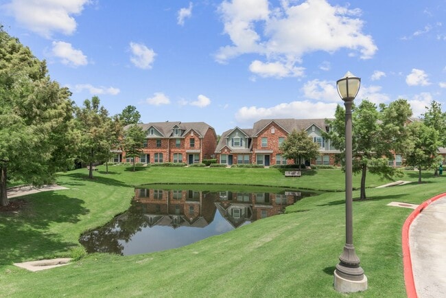 Foto del edificio - Available for August 2026 Pre-Lease! 4 Bed, Bath in Waterwood Townhomes!