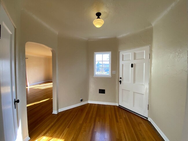 Building Photo - Charming Beverly Glen Home for Rent!