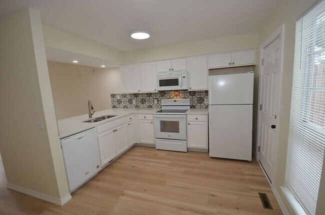 Building Photo - 2 BED 1.5 BATH TOWNHOUSE -WARR ACRES