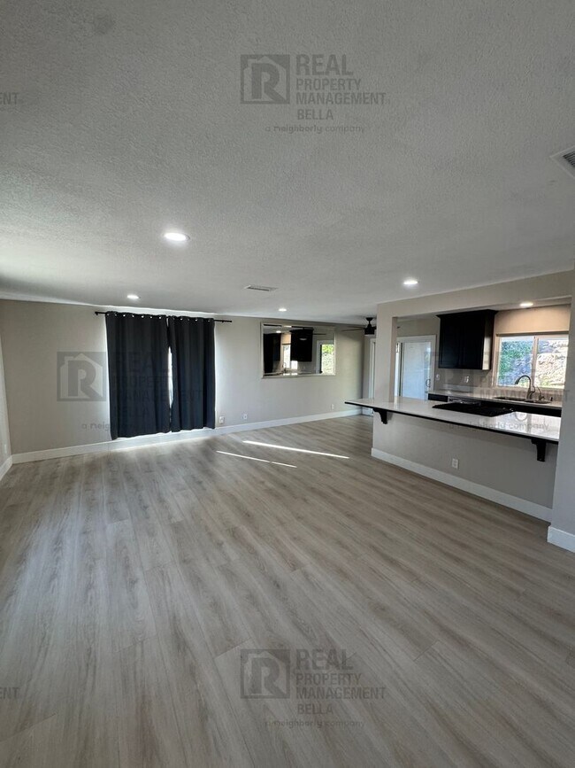 Foto del edificio - Remodeled Single-Story Corner Lot Home wit...