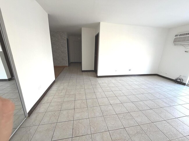 Building Photo - 256 Shorewood Dr