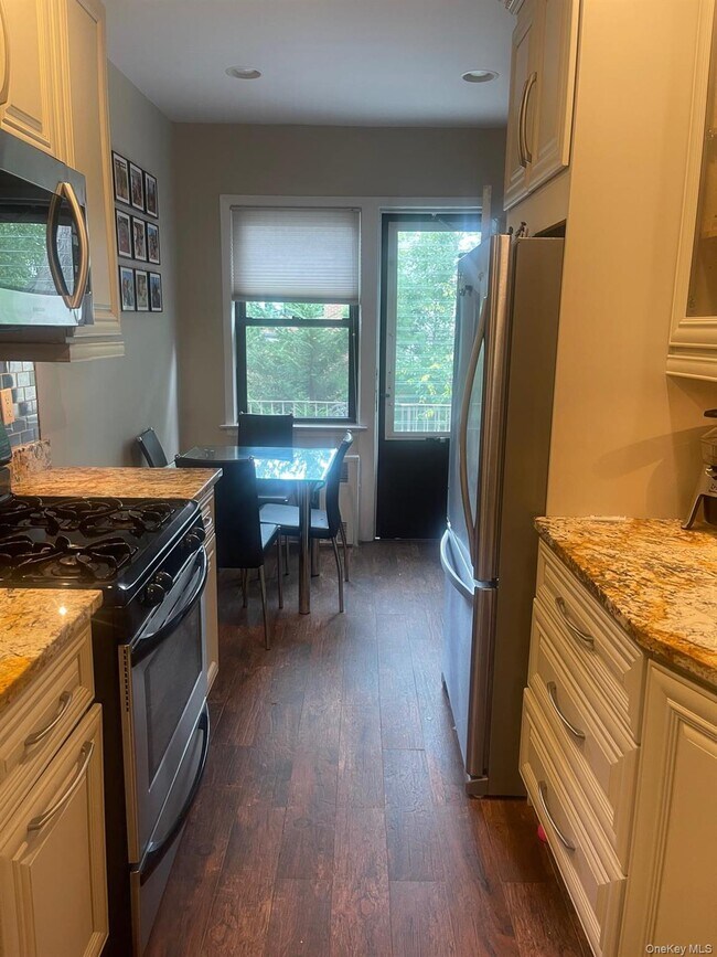 Foto del edificio - 292-300 Cedarhurst Ave