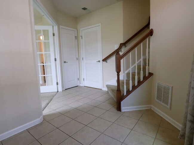 Foto del edificio - 4BR Corner Townhome in West Broad Village