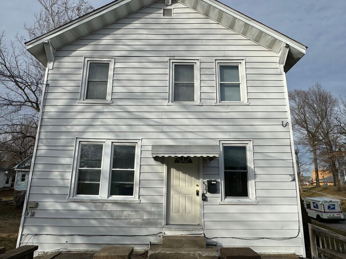Primary Photo - Large 3 Bedroom Home For Rent