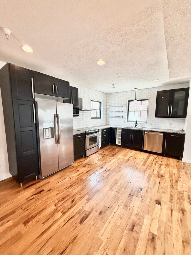 Kitchen/dining - 1030 Central Ave