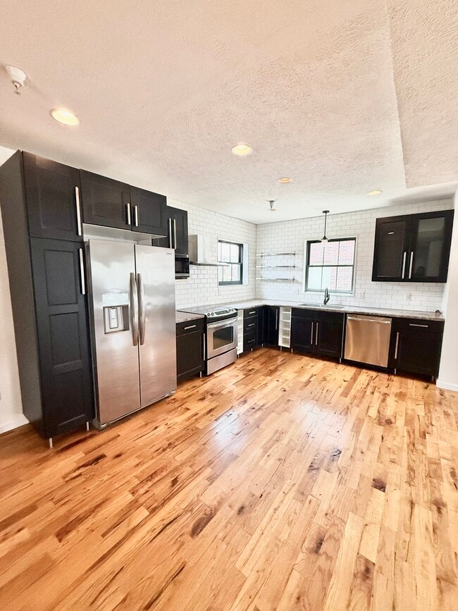 Kitchen/dining - 1030 Central Ave