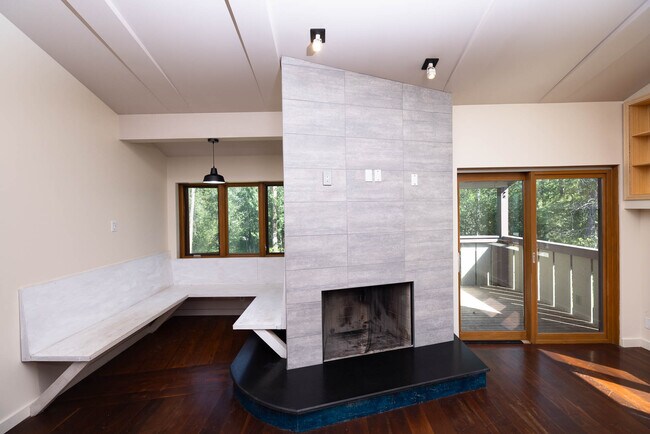 Foto del edificio - 4450 Berry Dr
