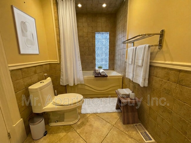 Building Photo - 138 Ray St S