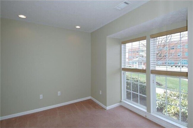 Building Photo - 208 Village Pl