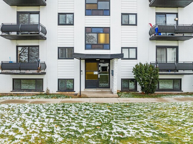 Entrée - 75 Milford Avenue & 421-429 Barrie Place