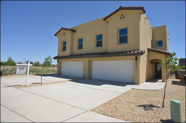 Foto del edificio - 806 TS Daniel Cadena Dr